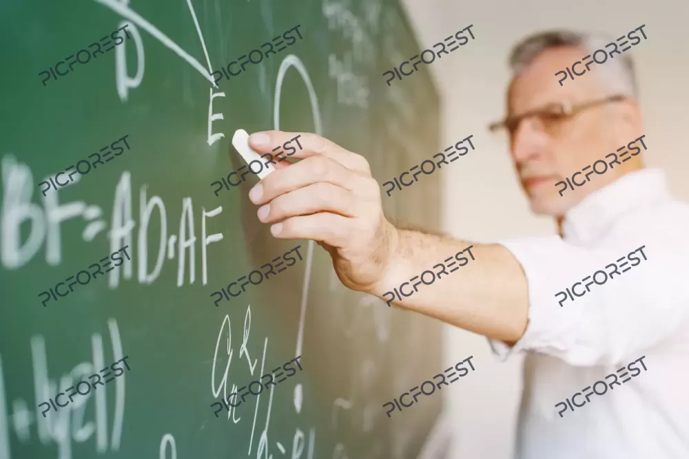 دانلود عکس معلم/ استاد در حال آموزش ریاضی