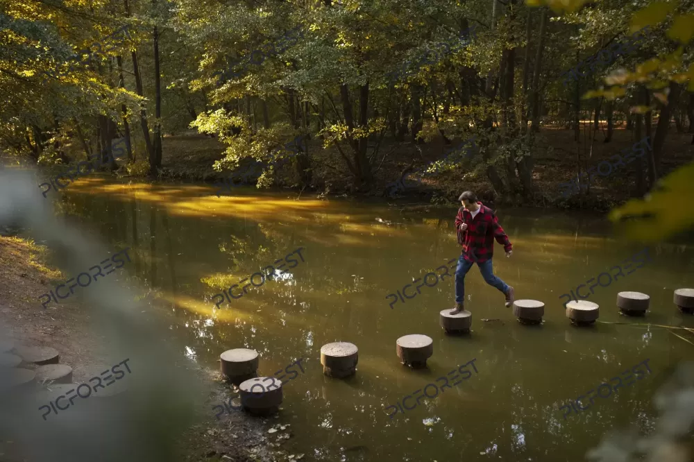 دانلود عکس مردی در حال طبیعت گردی