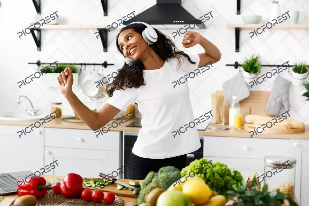 دانلود عکس زن خوشحال از سبک زندگی سالم