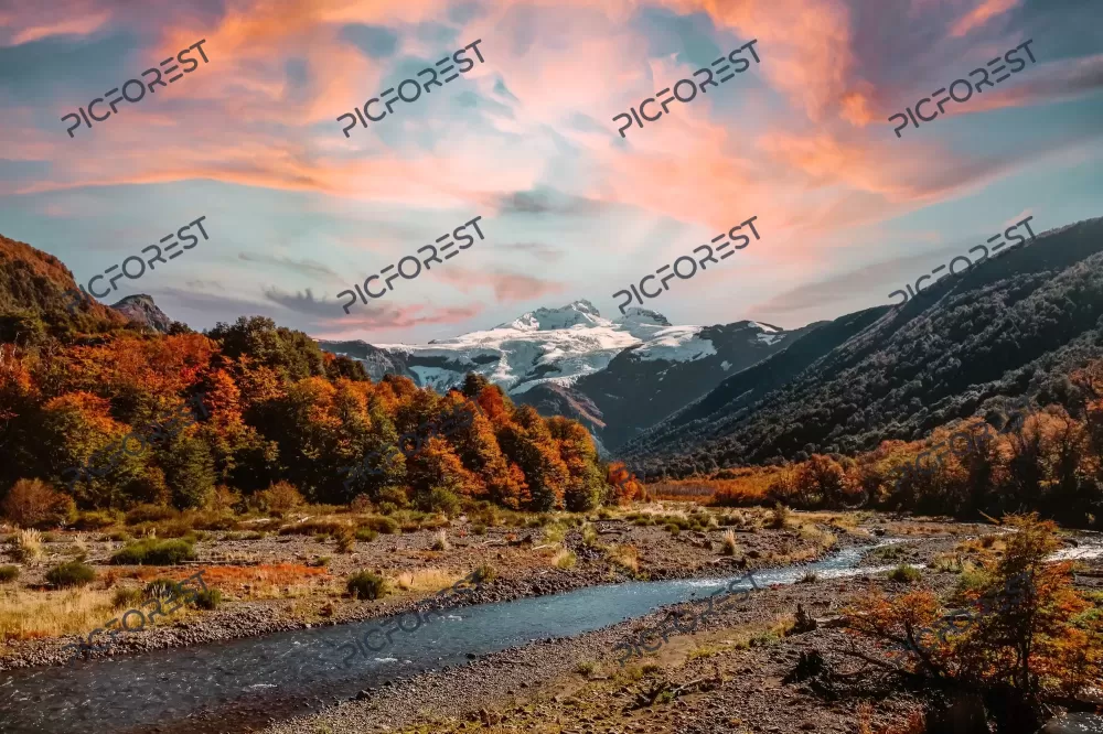 دانلود عکس یک کوهستان آفتابی در فصل پاییز