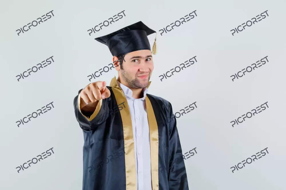 دانلود عکس مرد جوان خوشحال با لباس فارغ التحصیلی