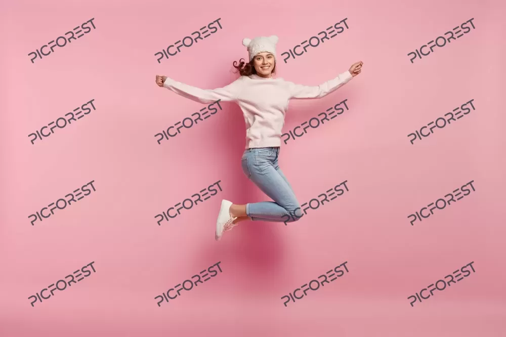 دانلود عکس دختر جوان که از شدت خوشحالی به هوا پریده