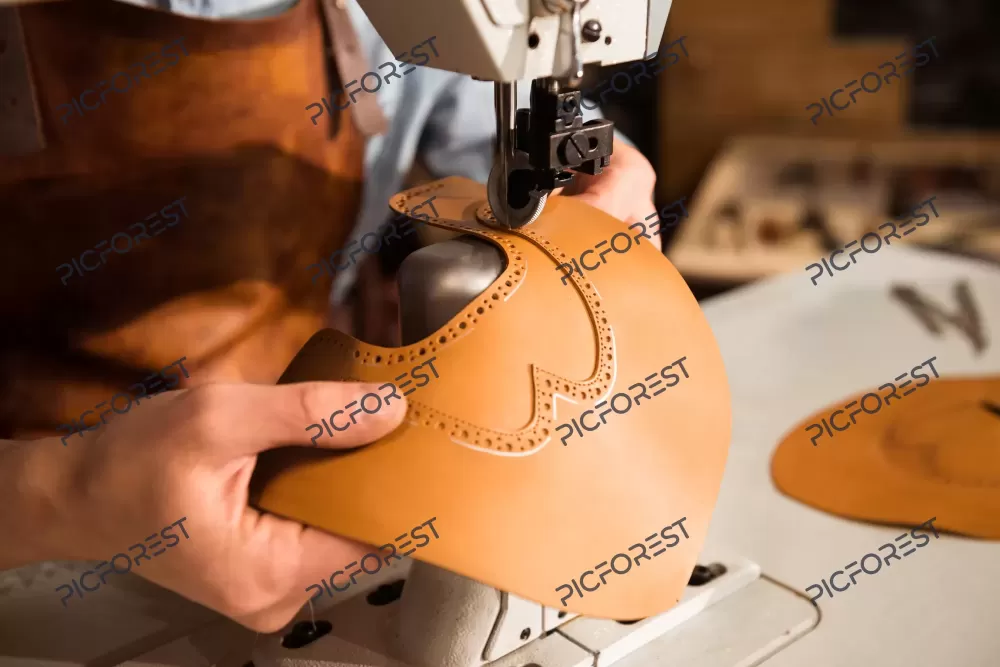 دانلود عکس فردی در حال چرم دوزی