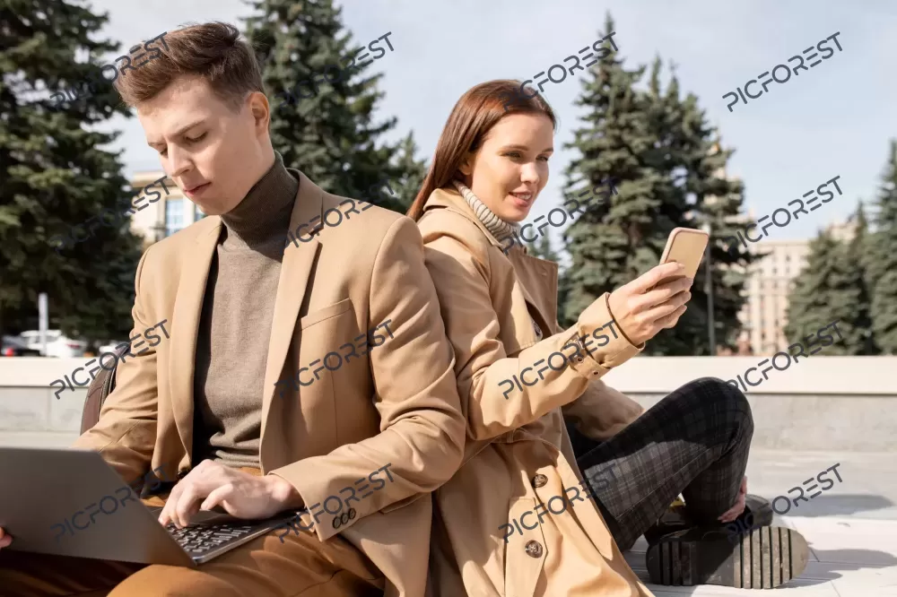 دانلود عکس دو فرد دانشجو/ کارمند در محیط بیرون