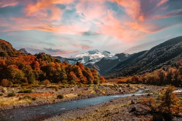 دانلود یک کوهستان آفتابی در فصل پاییز