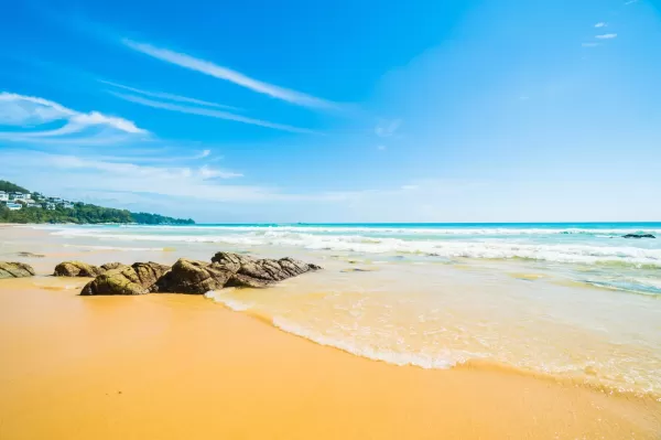 دانلود ساحلی گرم در کنار دریای آبی